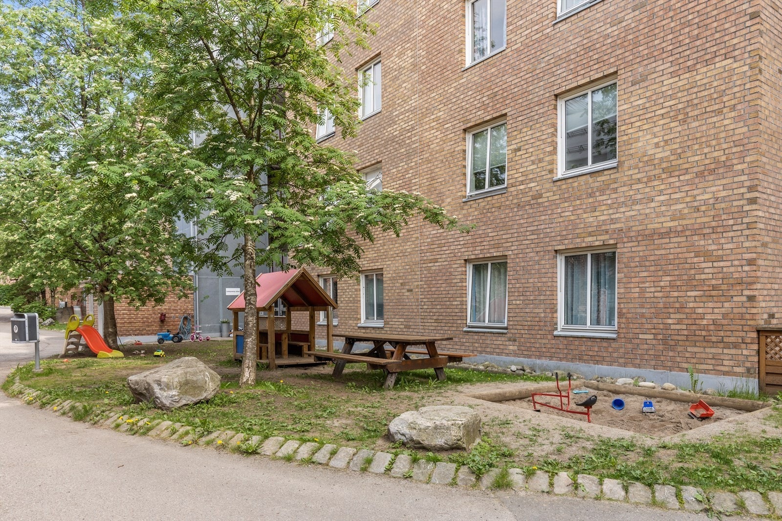 Hyggelige uteområder på borettslagets fellesområder. Galleribilde
