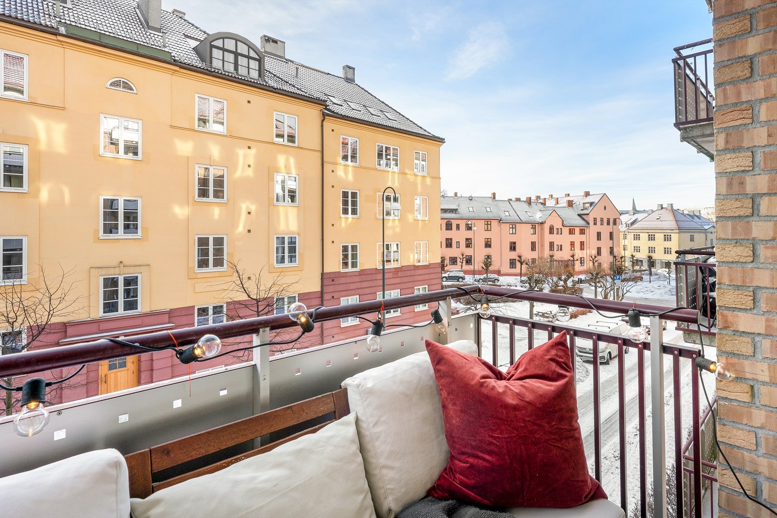 Hyggelig utsikt nedover Thurmanns gate fra balkongen. Gode solforhold da balkongen er sydvendt. Galleribilde