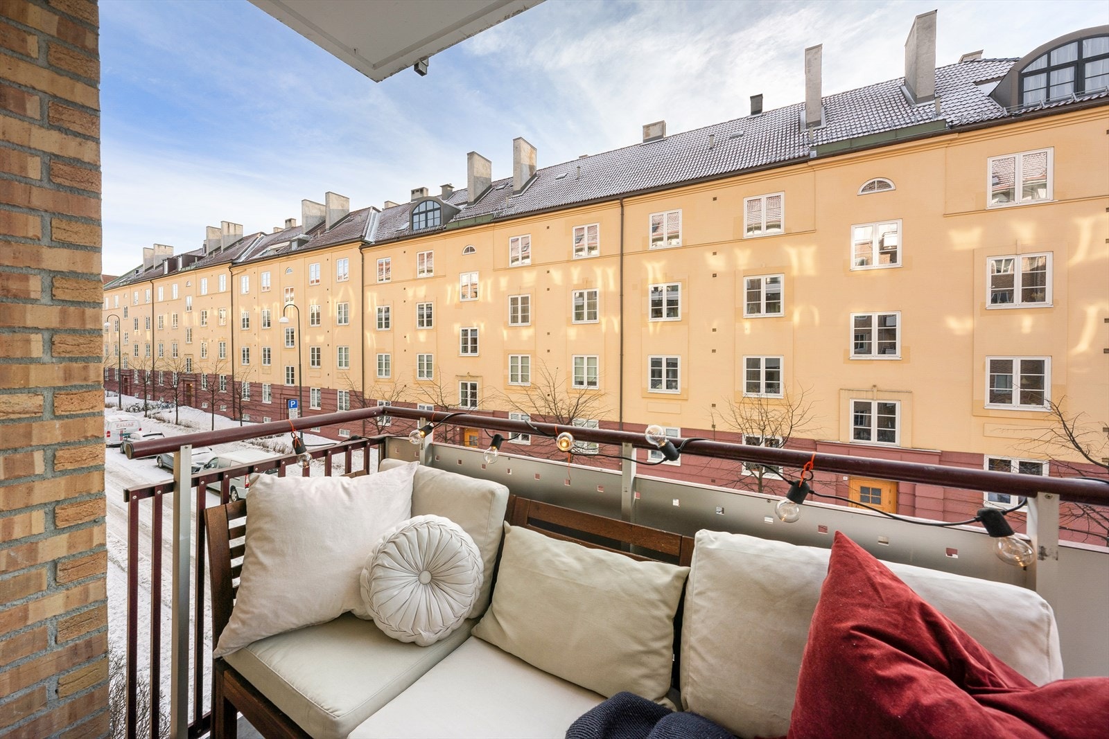 God plass til utemøbler på balkongen. I tillegg har borettslaget en felles takterrasse. Galleribilde