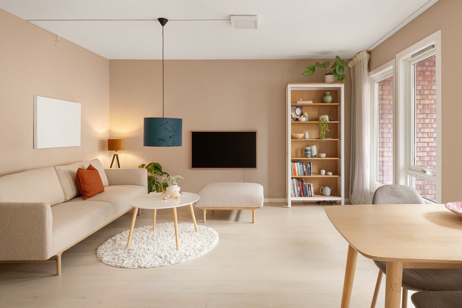 Her har man god plass til sofagruppe, bokhylle og TV-møblement. Galleribilde