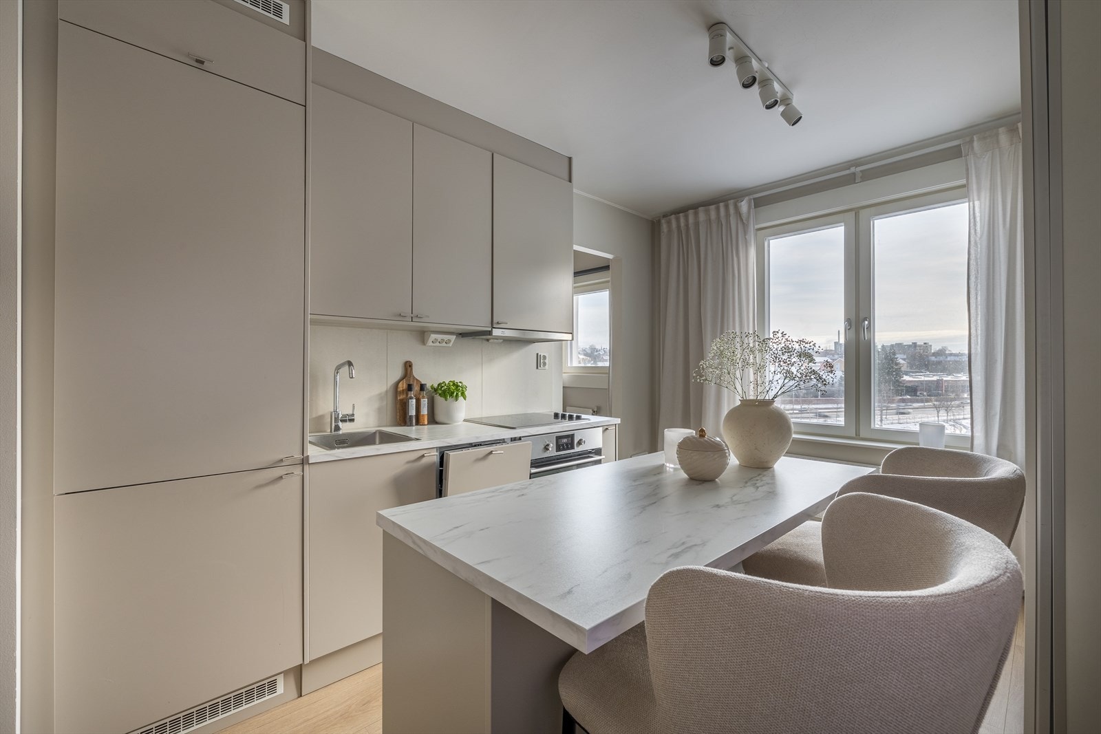 - Leiligheten er malt i delikate og tidsriktige farger - Galleribilde