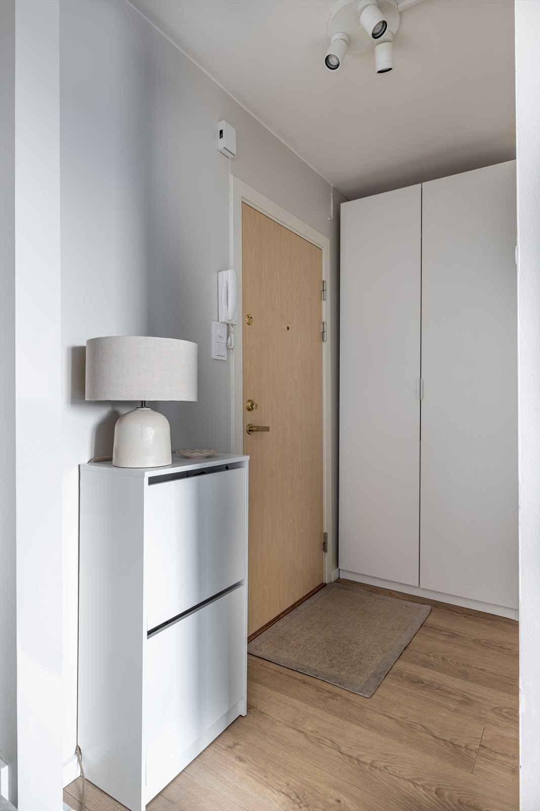 - Lys og innbydende entré med god plass til sko og yttertøy - Galleribilde