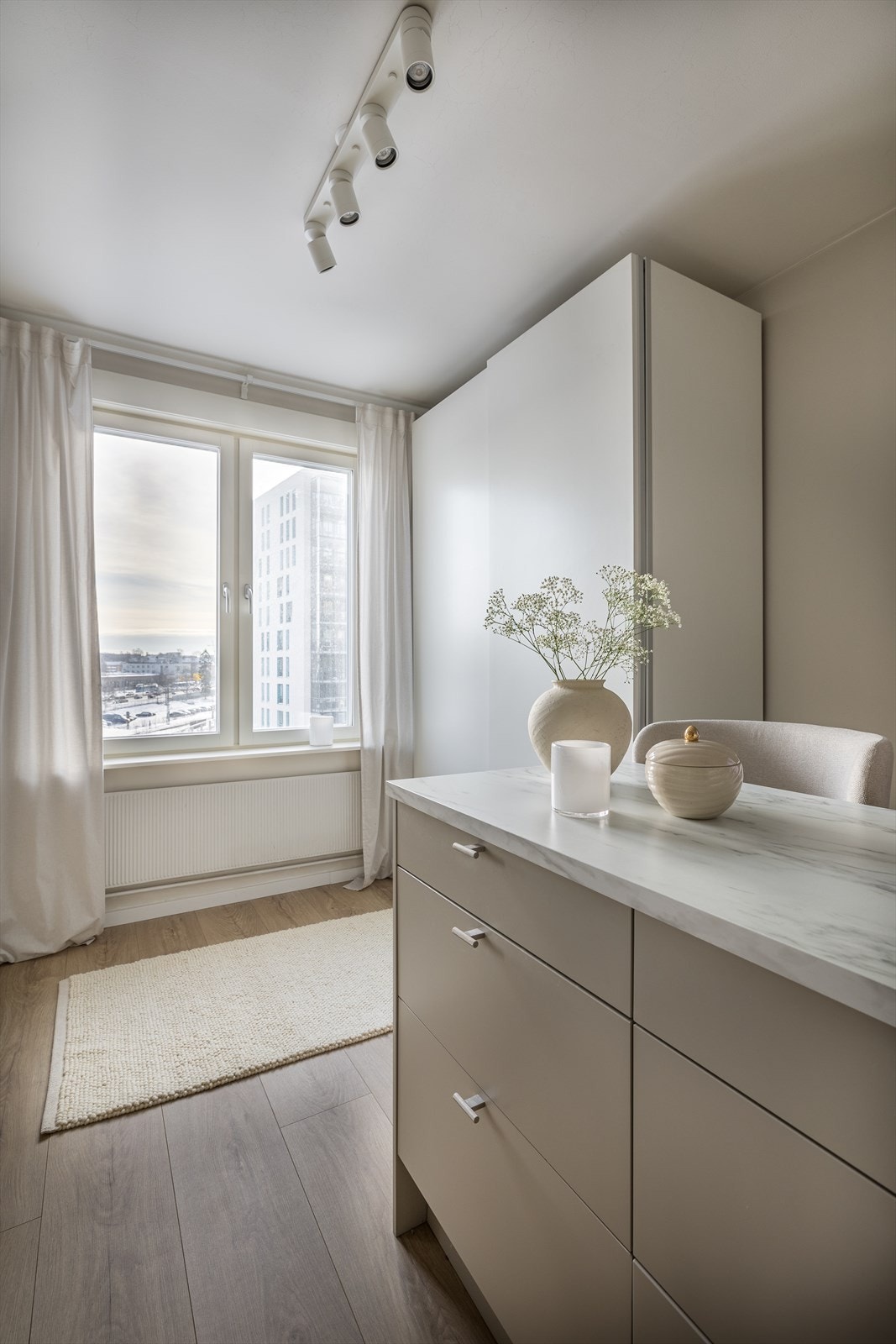 - Store vindusflater som gir rikelig med luft og lys - Galleribilde