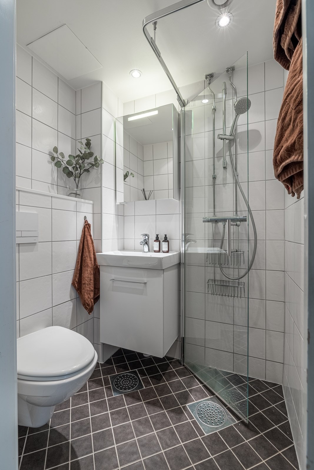 - Flislagt baderom fra 2013 med varme i gulvet og downlights i himling - Galleribilde