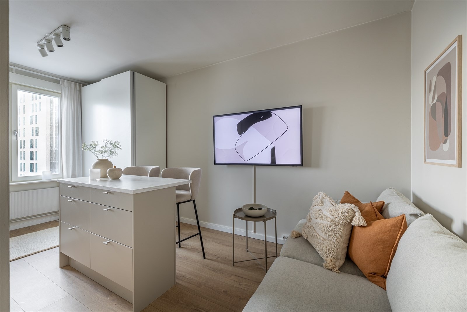 - Stuen har plass til sofaseksjon med tilhørende møblement og TV-benk - Galleribilde