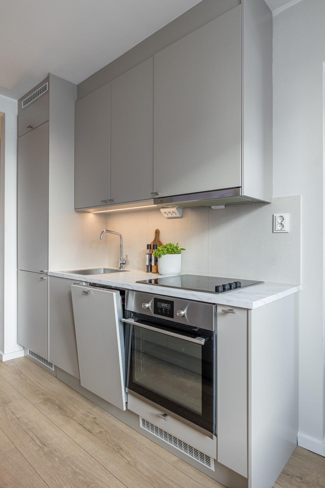 - Integrert koketopp, stekeovn, oppvaskmaskin og kjøl/fryseskap. Kullfilterventilator over kokeplass - Galleribilde