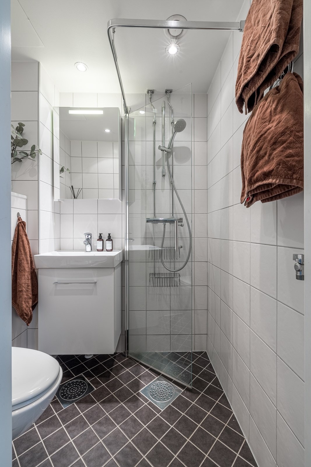 - Innredet med vegghengt klosett, servant med innredning, speilskap m/ lys og dusjhjørne med svingbar glassdør. Opplegg for vaskemaskin. Naturlig ventilasjon - Galleribilde