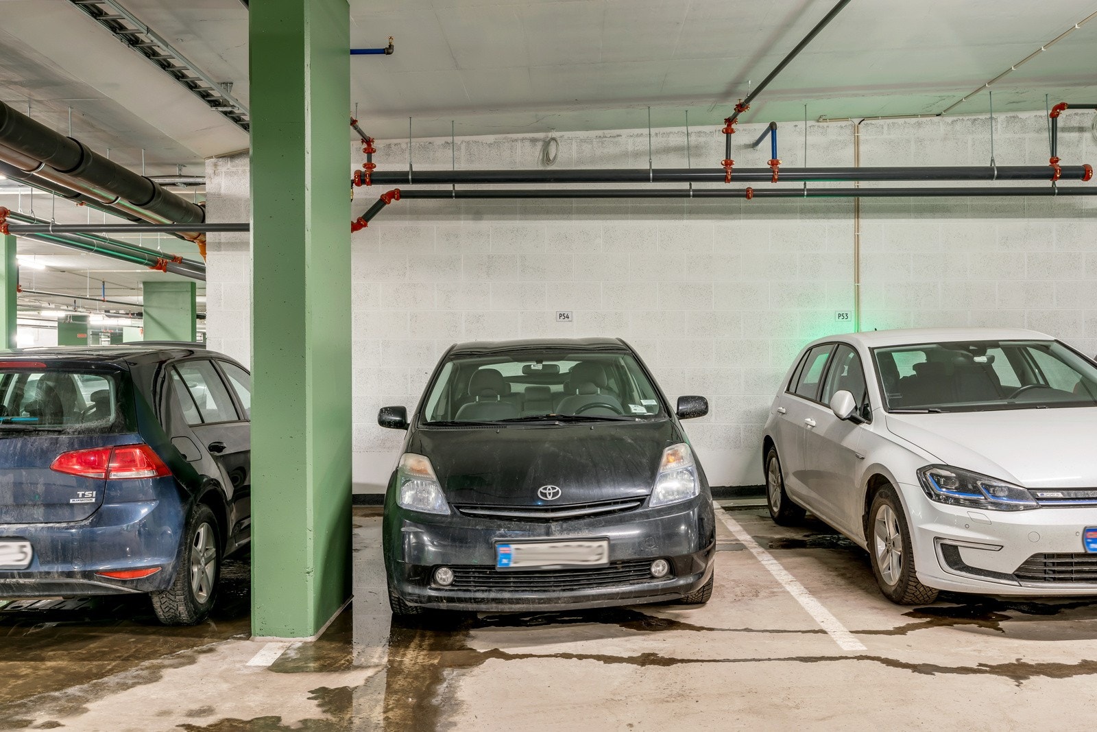 Selger eier en parkeringsplass i felles garasjeanlegg. NB: Denne kan kjøpes separat, men medfølger ikke salget Galleribilde