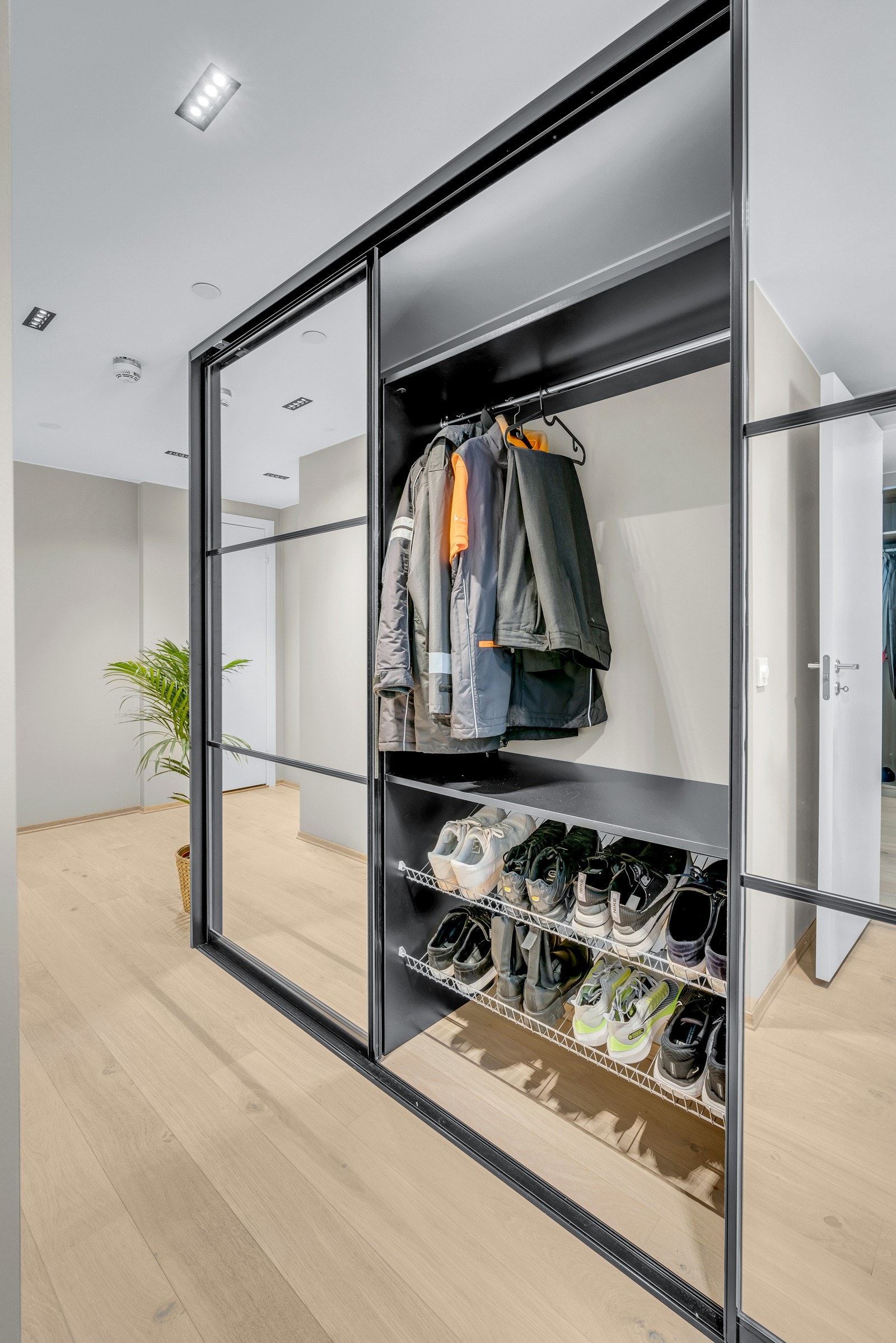 Garderobeløsning med god plass og praktisk innredning Galleribilde