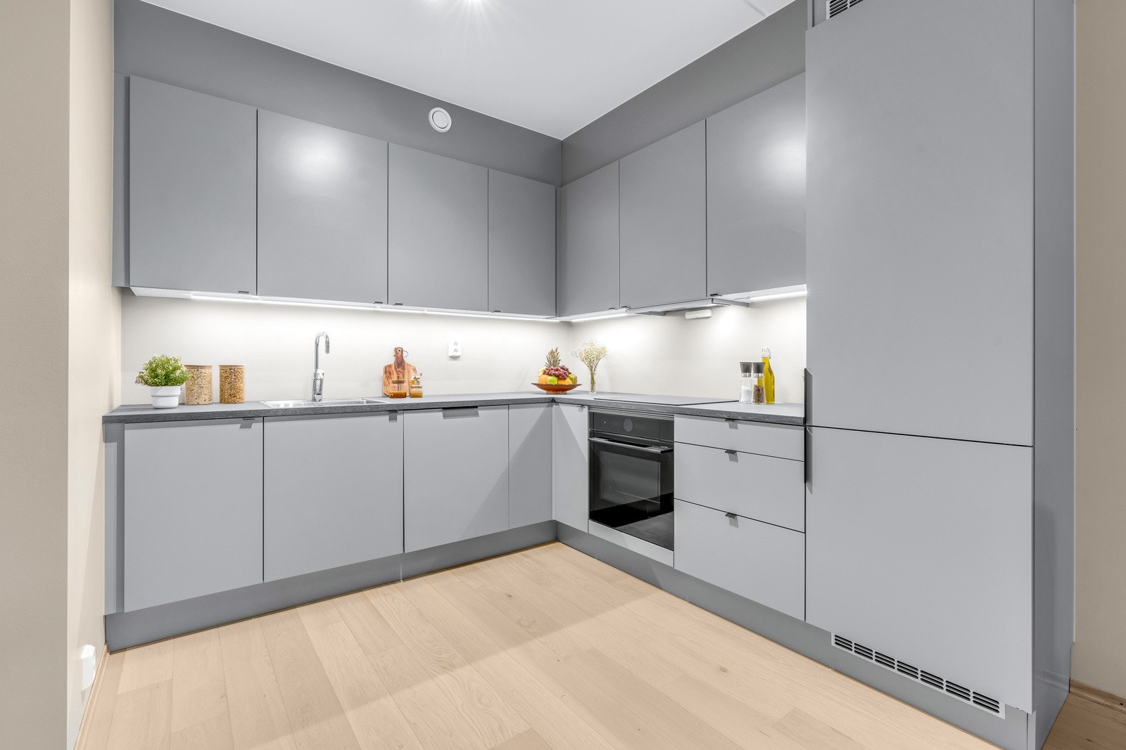 Kjøkken går fra gulv til tak, noe som gir rikelig med skapplass. Galleribilde