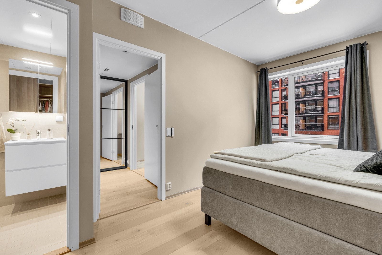 Fra gangen kommer man inn i leilighetens største soverom Galleribilde