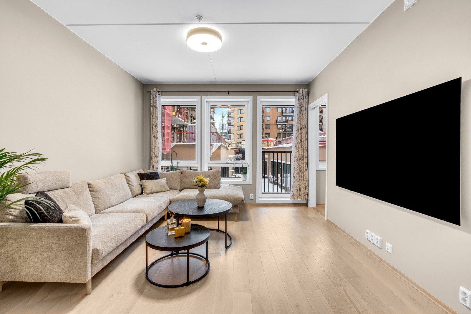 Stuen er delt i to soner - Dette er sofagruppe Galleribilde