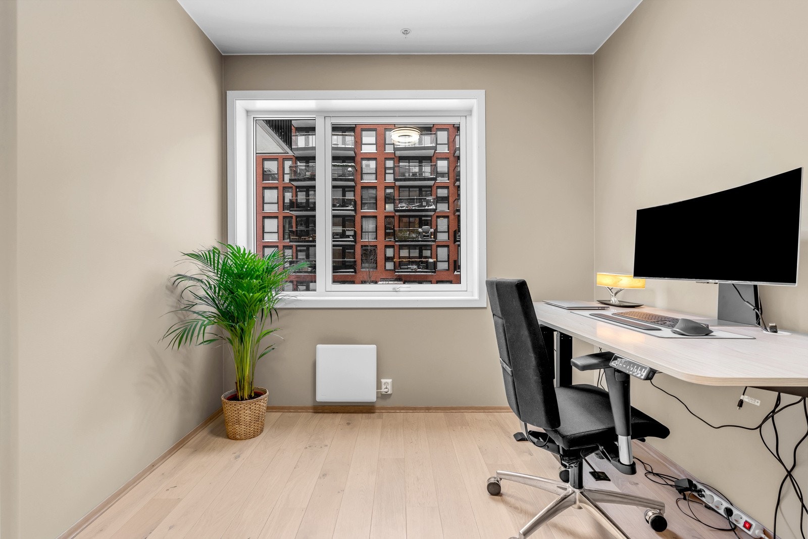 Soverommet er av god størrelse og innehar god plass til dobbeltseng og garderobeløsning. Den er i dag innredet som kontor Galleribilde