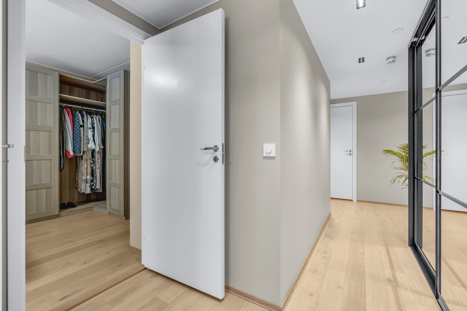 Det er montert stort og praktisk garderobeløsning i gangen Galleribilde