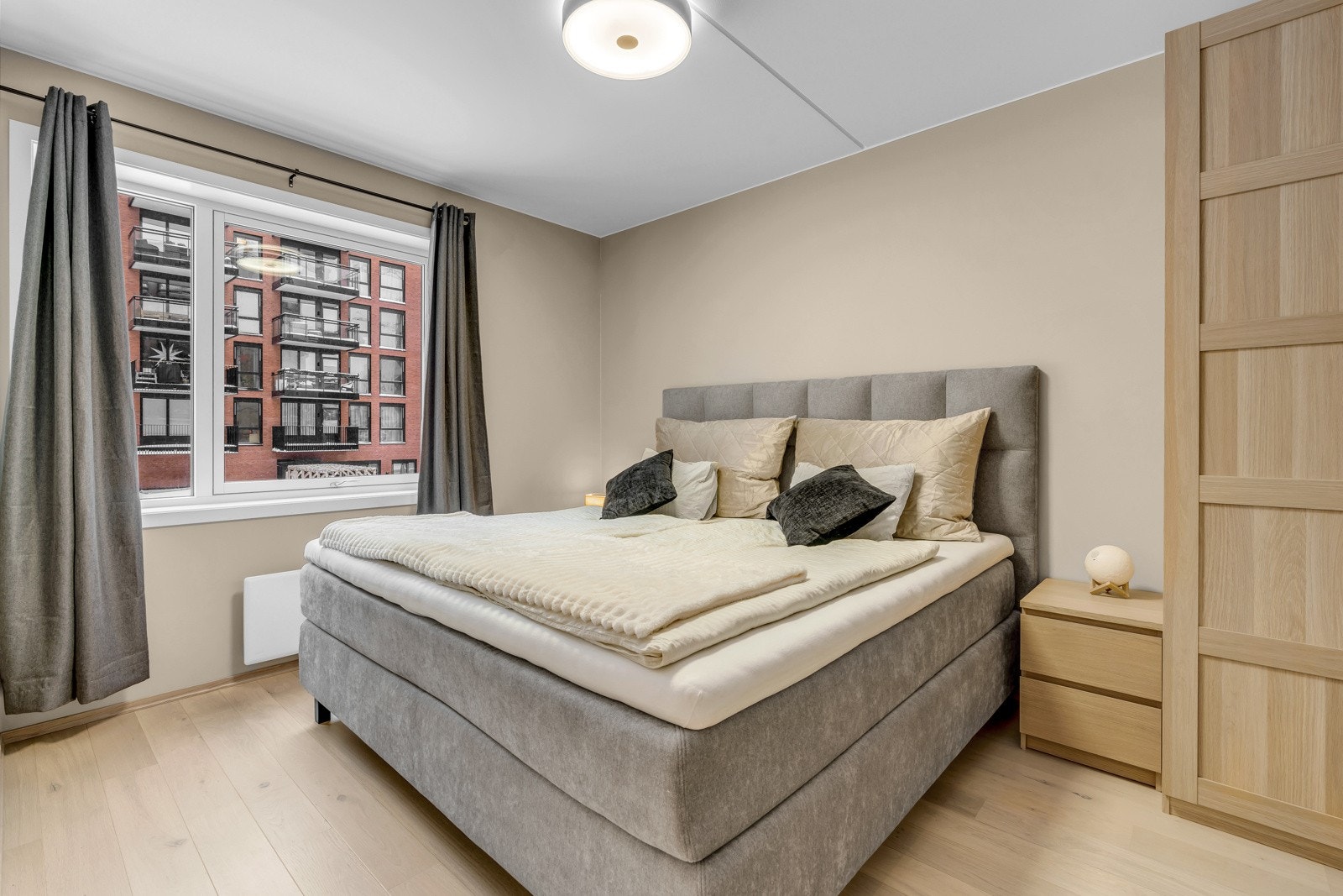 Soverommet er av god størrelse og innehar god plass til garderobeløsning, dobbeltseng, nattbord på hver side av sengen. Galleribilde