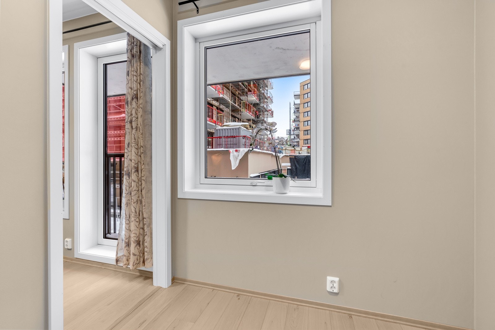 Fra stuen kommer du inn i boligens første soverom Galleribilde