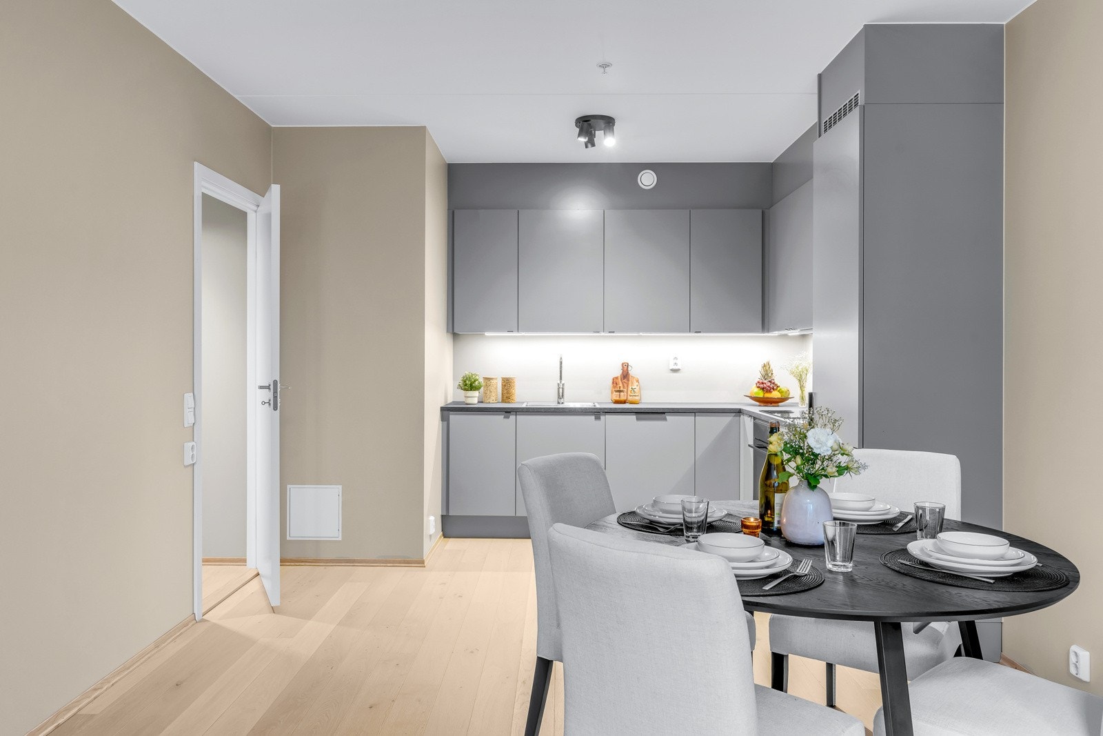 Nydelig kjøkken med god skap og benkeplass Galleribilde