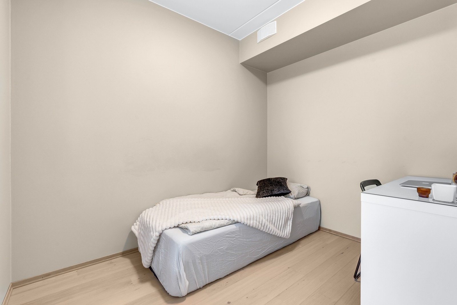 Soverommet er av god størrelse og innehar god plass til garderobeløsning, seng og kontorpult Galleribilde