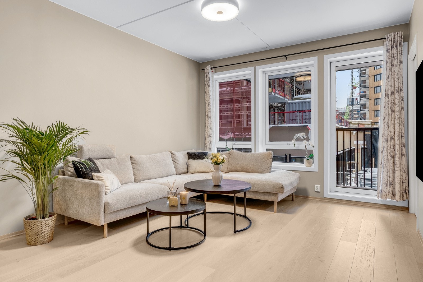 Store vindusflater som slipper inn rikelig med naturlig sollys Galleribilde