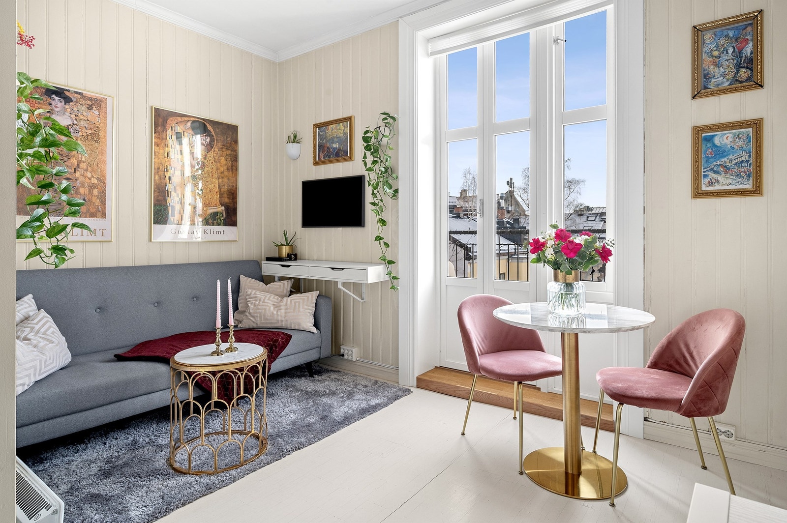 Stuen oppleves som lys og luftig med 2,80 m. takhøyde og store vindusflater. Galleribilde