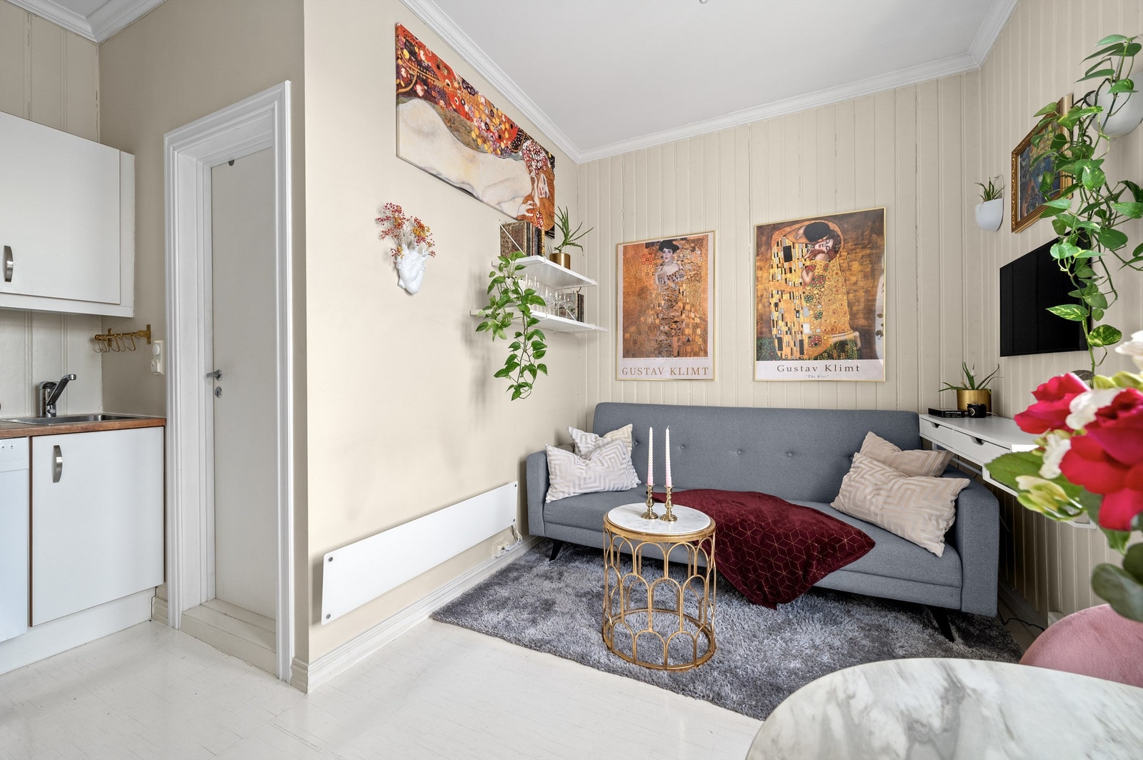 Effektiv romløsning med plass til både sofa med stuebord og bokhyller. Galleribilde