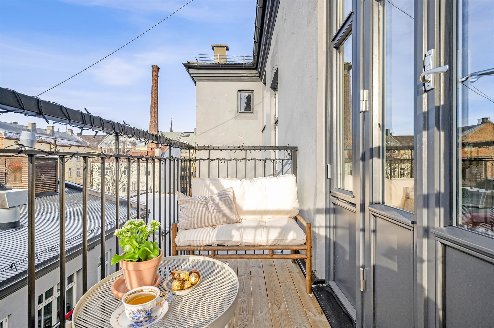 Sol fra ca. 12.30 til 20.30 sommerstid. Galleribilde