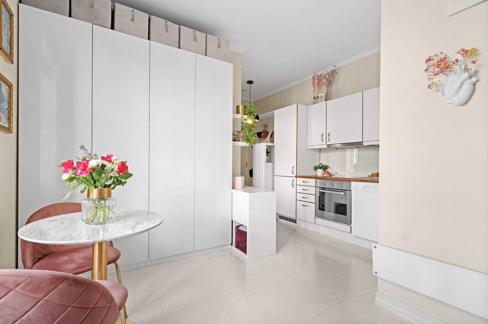 Godt med oppbevaringsmuligheter i garderobeskap, som medfølger leiligheten. Galleribilde