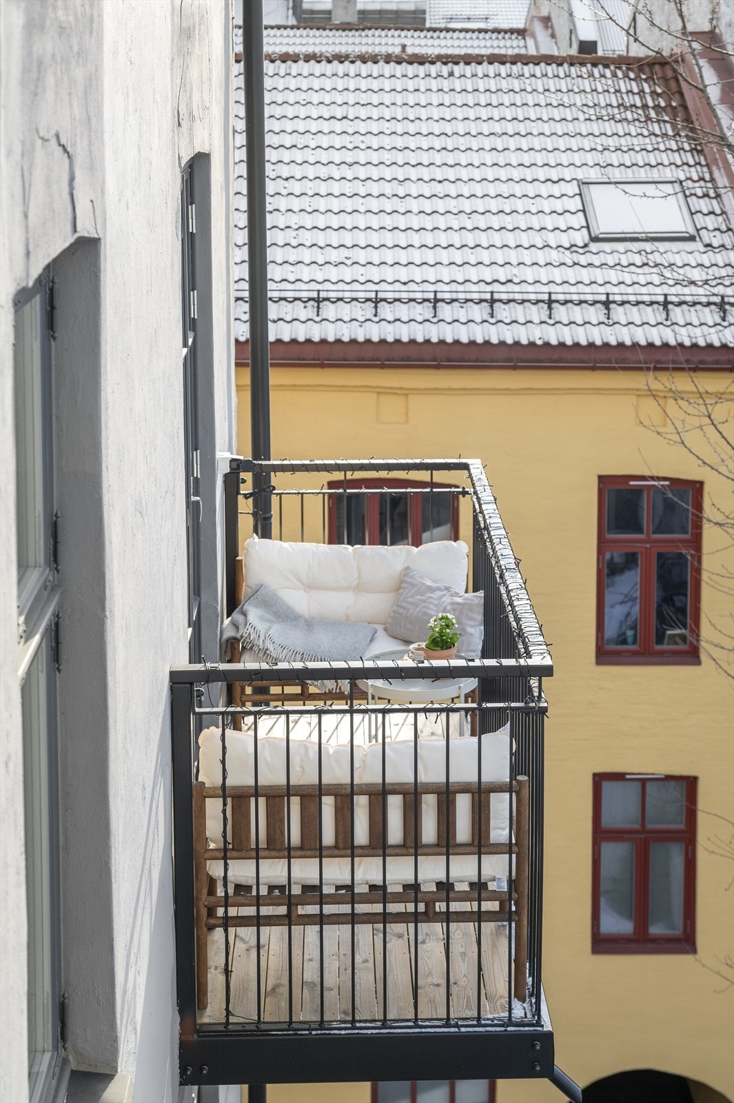Balkongen er belagt med terrassebord og har rekkverk av stålkonstruksjoner. Galleribilde