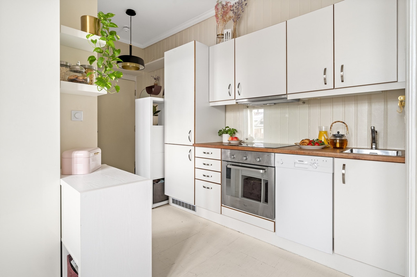 Tidløst og moderne kjøkken fra HTH med god lagringsplass. Galleribilde