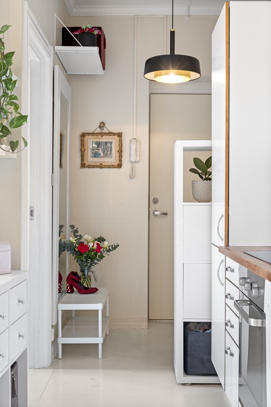 Hyggelig inngangsparti med rom for oppbevaring. Galleribilde