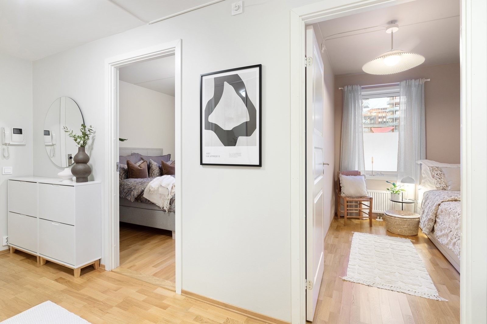 Fra entrè er det inngang til hovedsoverommet og gjesterom Galleribilde