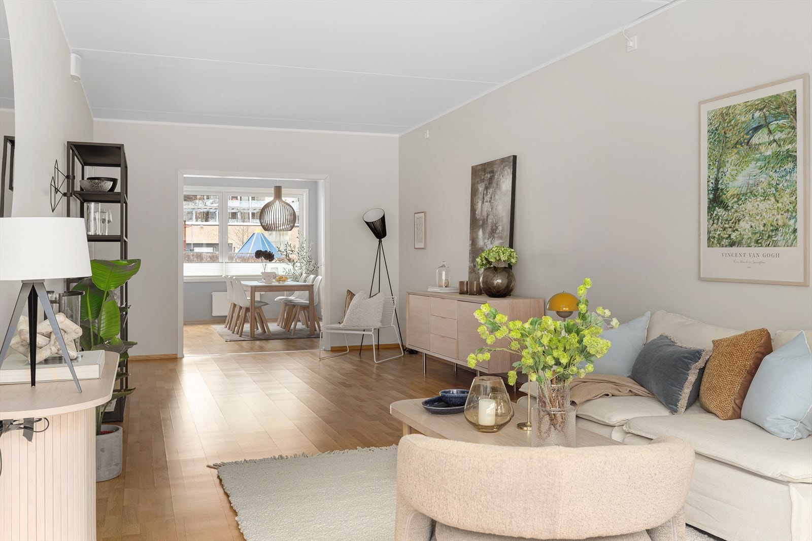 Åpen og luftig stue med direkte tilgang til kjøkkenet, perfekt for moderne livsstil og sosialt samvær Galleribilde
