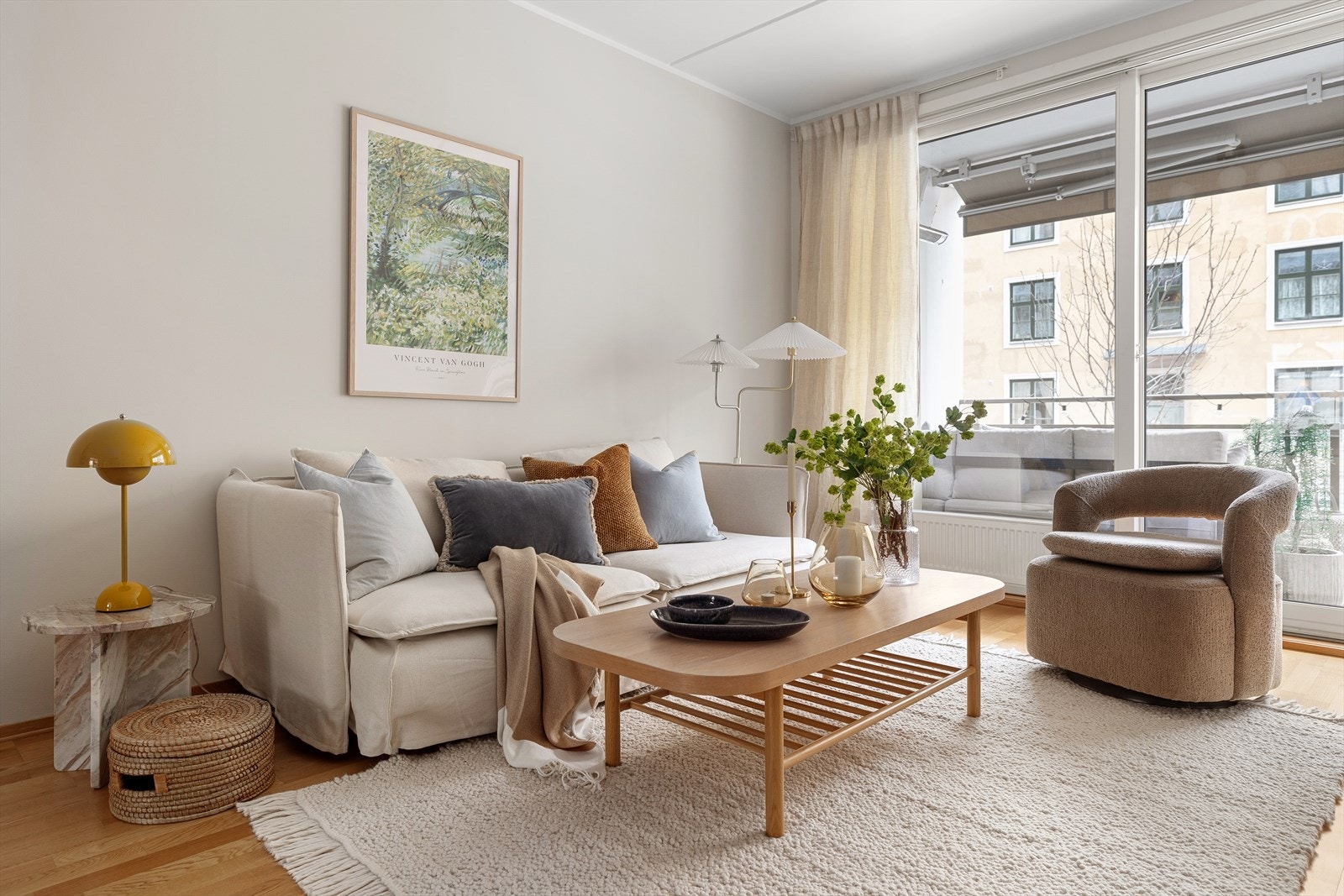 Denne stuen blander komfort og stil, med plass til sofagruppe og stuebord Galleribilde