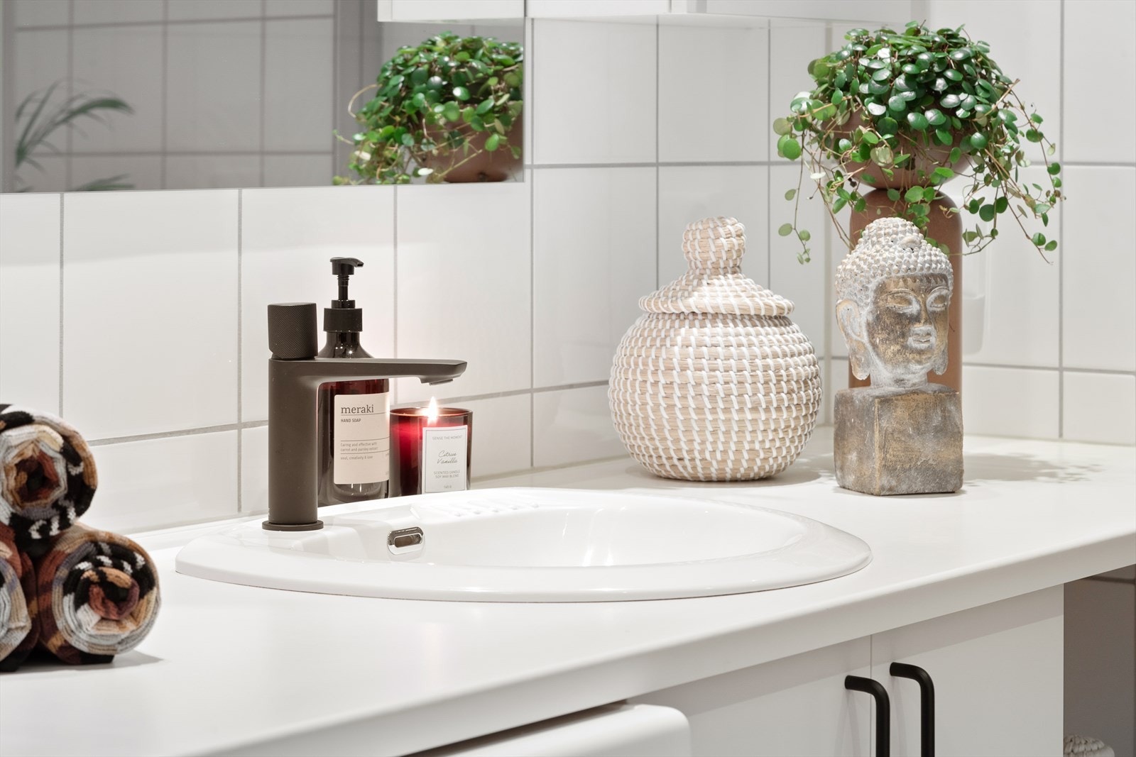 Lyst og funksjonelt bad med smart oppbevaring og moderne design Galleribilde