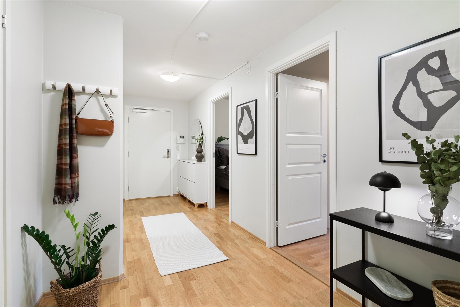 Velkommen inn! Romslig og innbydende gang med smart oppbevaring for sko og yttertøy Galleribilde