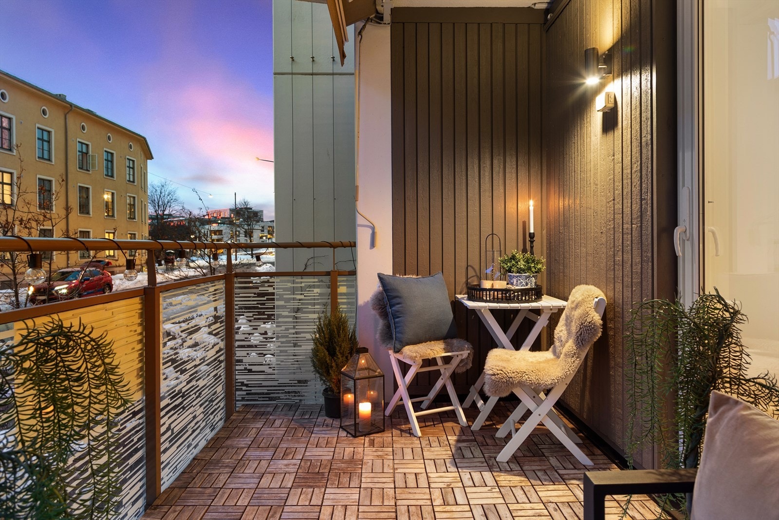 Romslig, høy balkong - Her er det sol fra morgen til kveld om sommeren! Tillatt med gass-/elektrisk grill på balkongen. Galleribilde