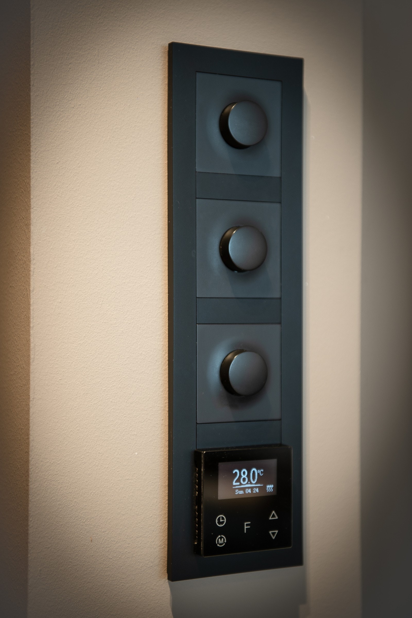 Fine detaljer i stue med dimmer og termostat for regulering av gulvvarme/lys. Dimmere og stikkkontaker er av typen Elko Plus Galleribilde