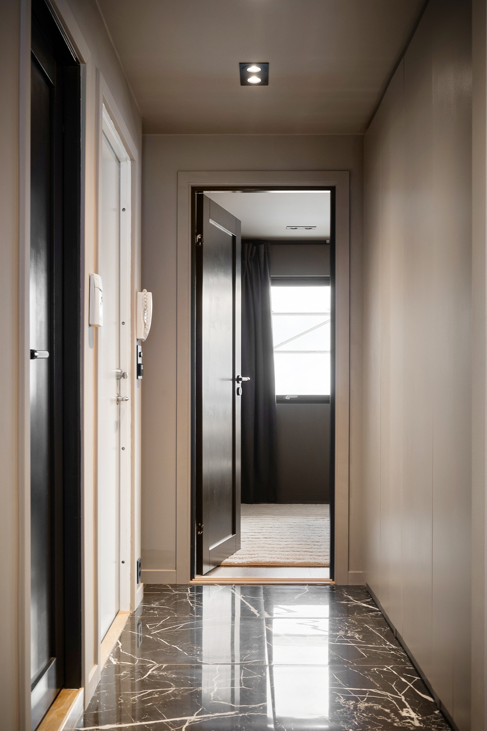 Til høyre befinner det seg et slett og stilrent innebygd PAX-skap med push to open i rommets farge Galleribilde