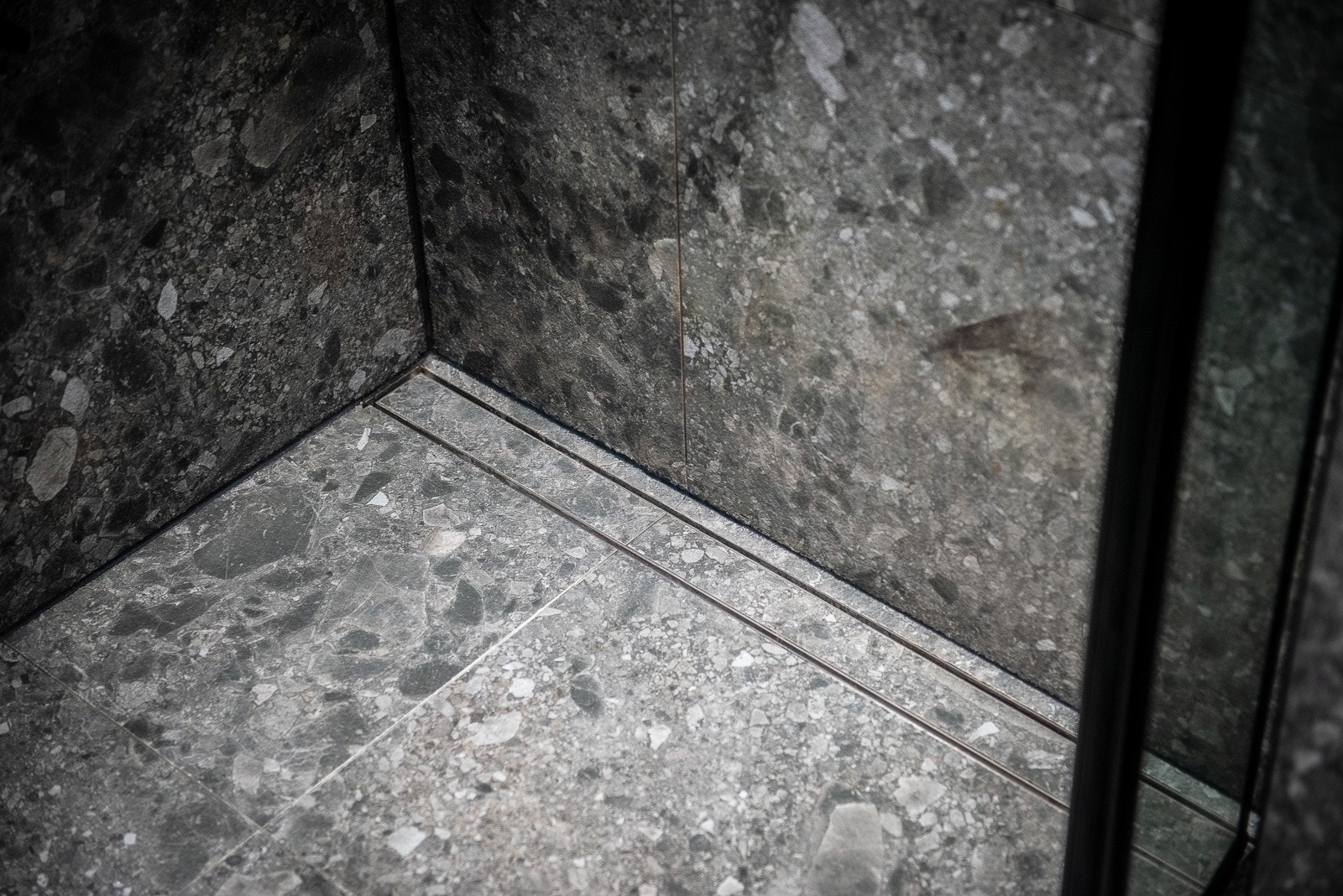 Flislagt sluk i lik bredde som dusj sone Galleribilde