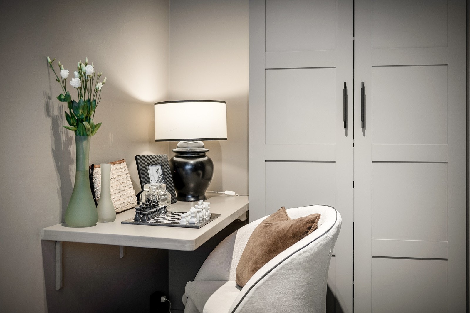 Plassbygd skrivebord med egen kanal for kabler. Det følger med plassbygd garderobeskap på soverom 2 Galleribilde