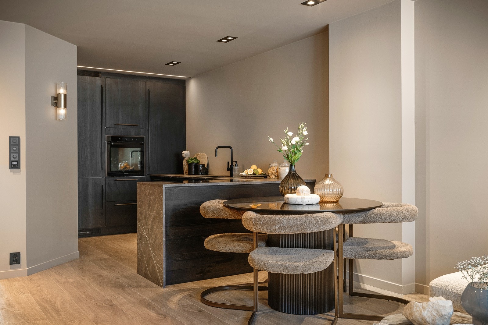 Lekkert kjøkken levert av HTH (2022) med smartsyrt ovn fra Samsung Chef Collection. Galleribilde