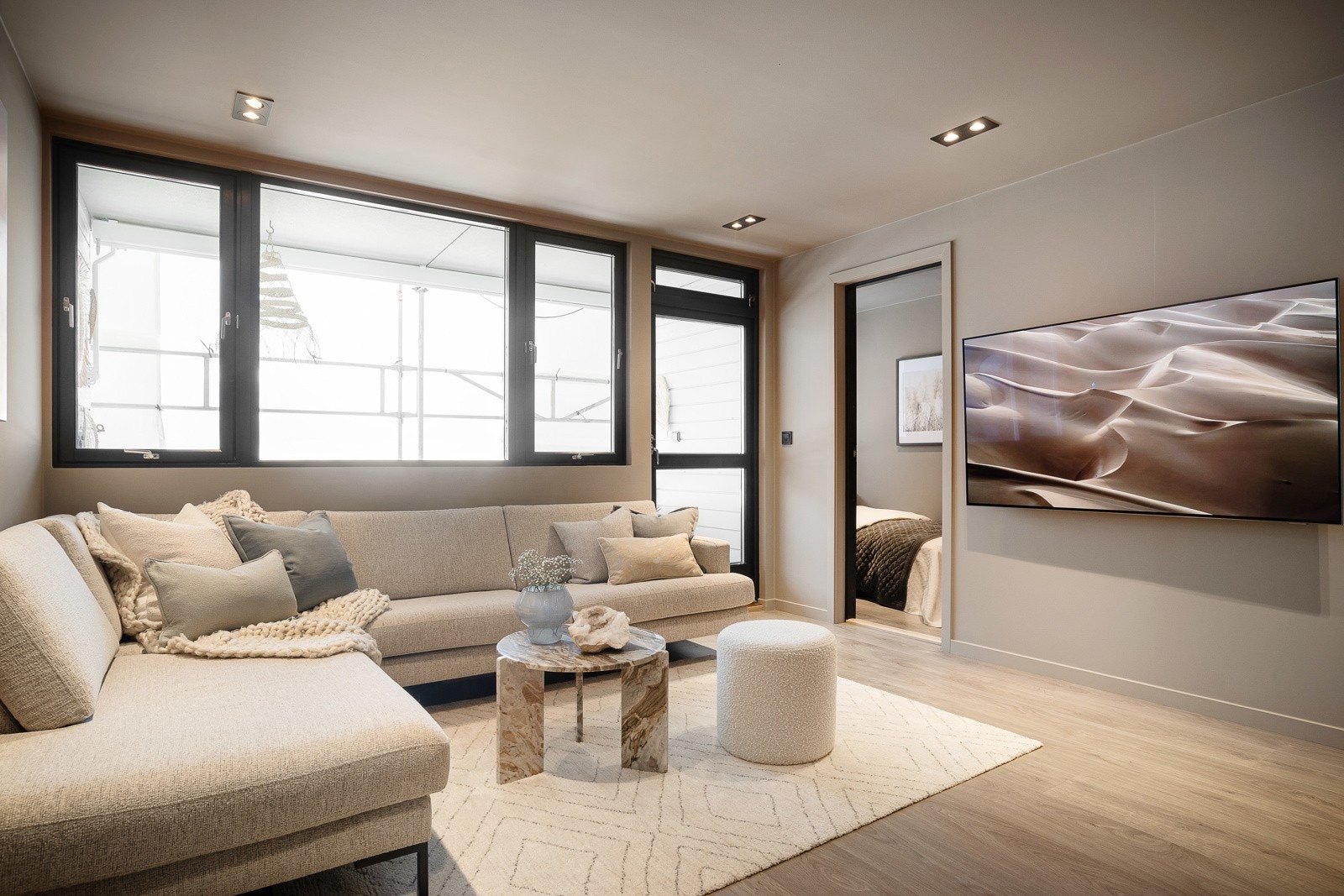 Fra stuen er direkte tilgang til balkong på 4,7 kvm med hyggelig utsyn Galleribilde