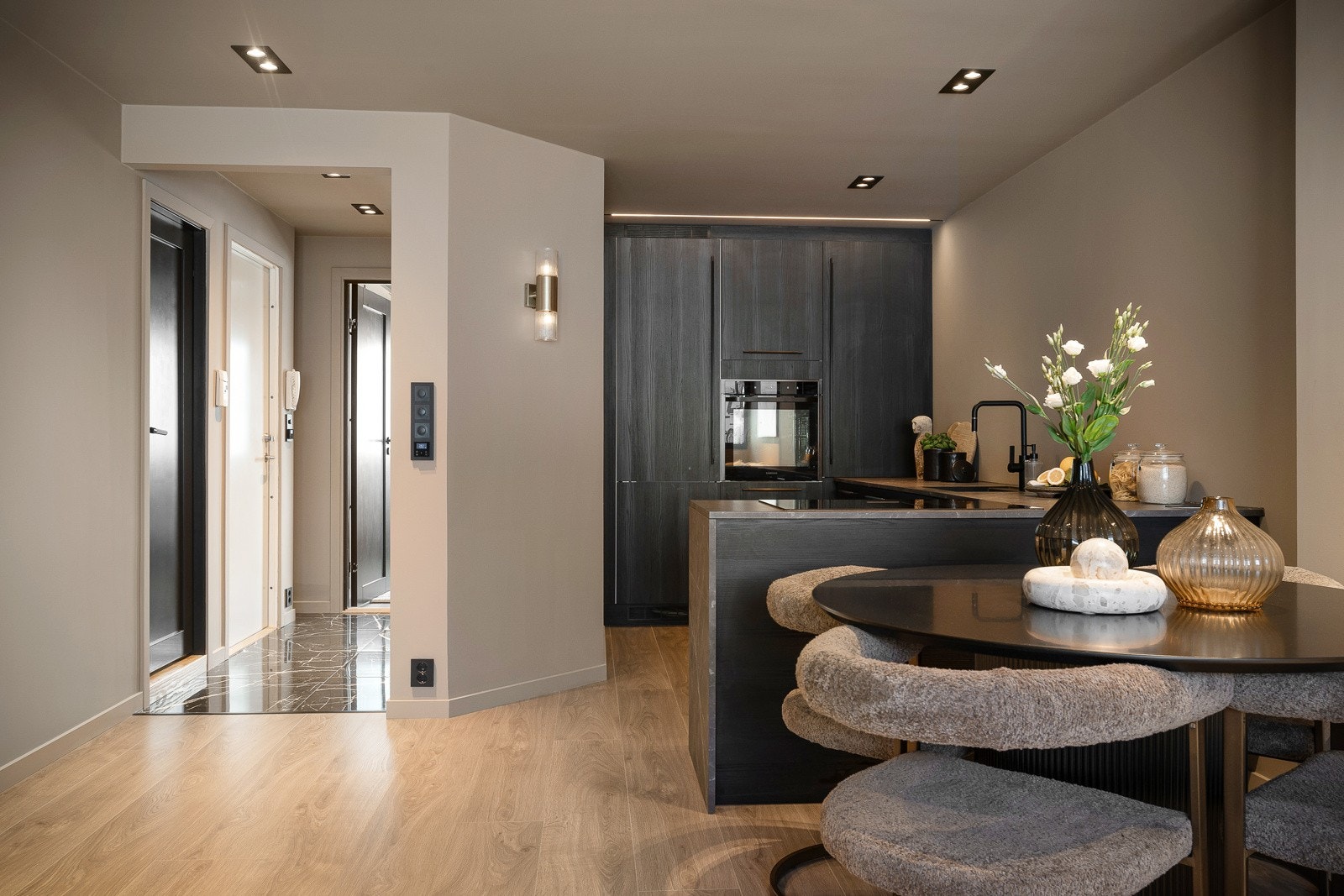 - En ekslusiv leilighet med høy standard og påkostede matrialvalg. Galleribilde