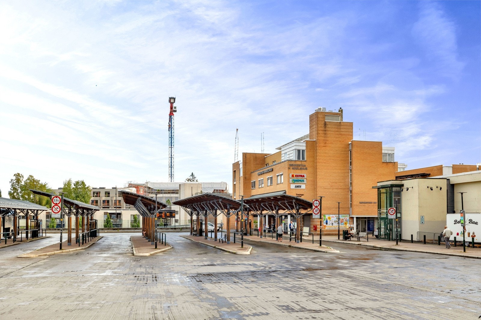 Bekkestua stasjon. Her befinner det seg både buss, trikk og t-bane Galleribilde