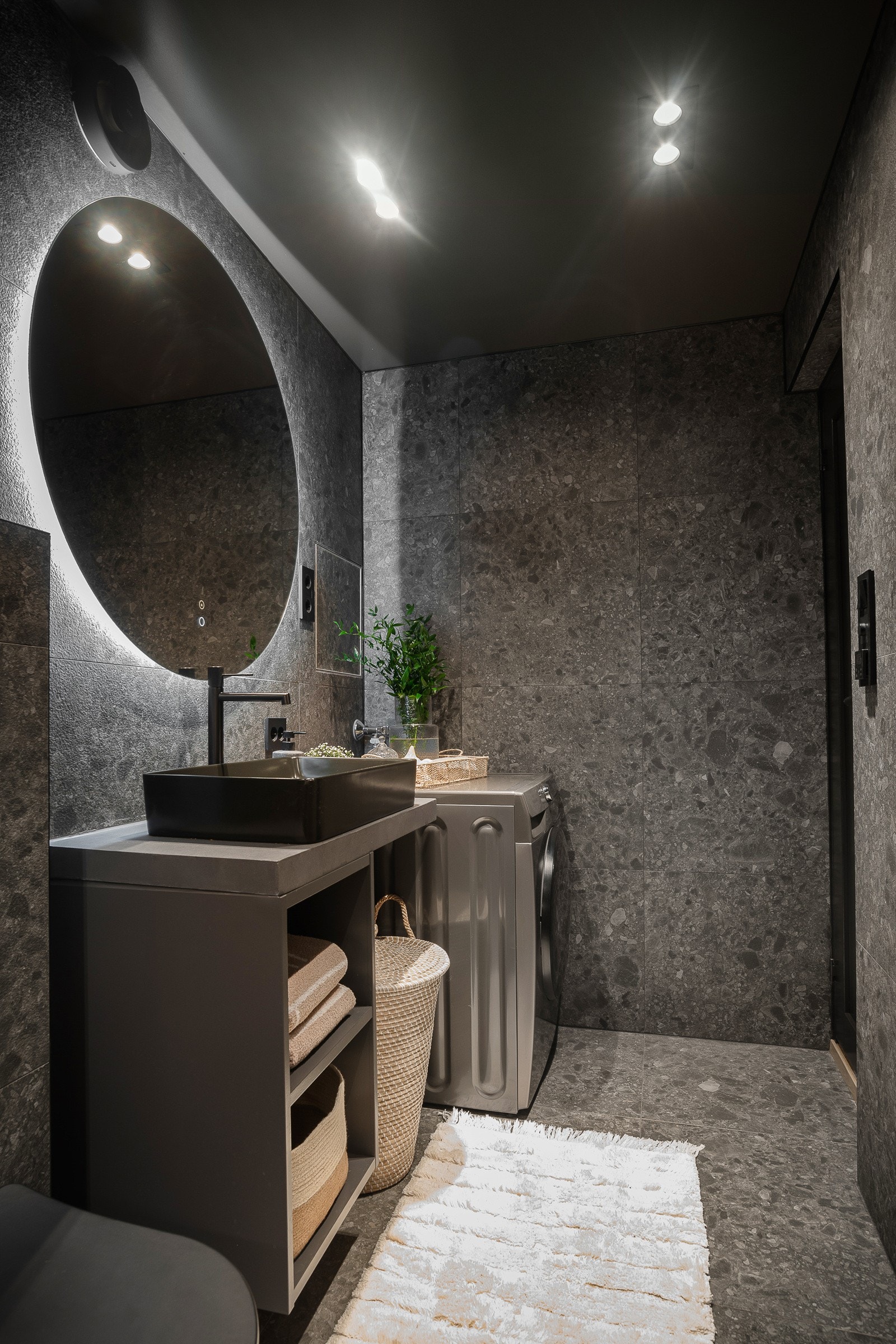 Flott bad med speil LED-lys og oppvarmingsfunksjon mot dugg. Flislagt fordelingsskap over vaskemaskin Galleribilde