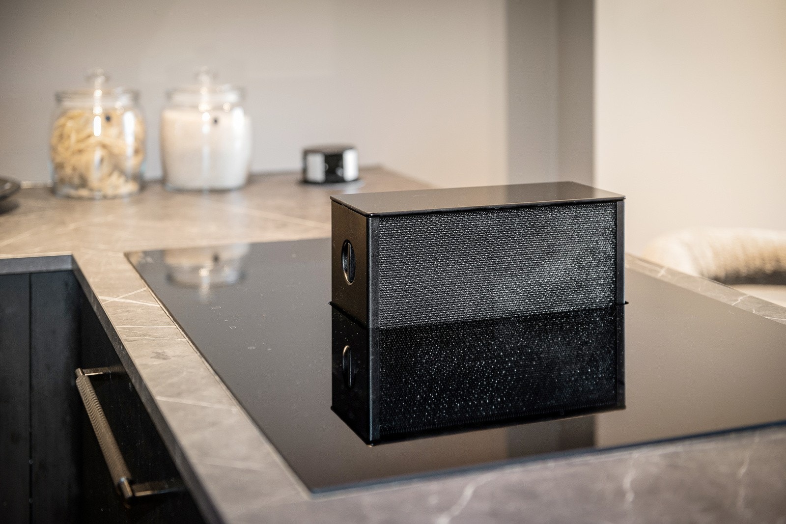 Platetopp av høy kvalitet fra Røroshetta One Go med integrert ventilator. Ventilatoren går i ett med platetoppen når den ikke er i bruk. Videre er håndtakene på kjøkkenet fra Beslag Design og heter Helix. Galleribilde