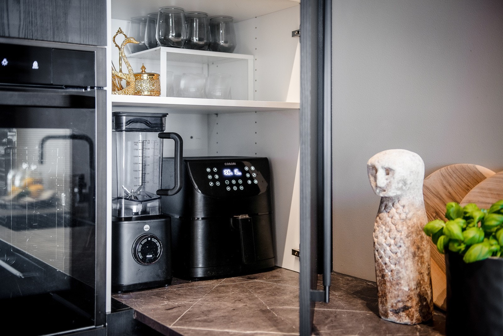 Benken fortsetter inn i høyskap hvor man kan skjule kjøkkenapparater. Her finnes også pop-up stikkontakt for enklere bruk/strømuttak Galleribilde