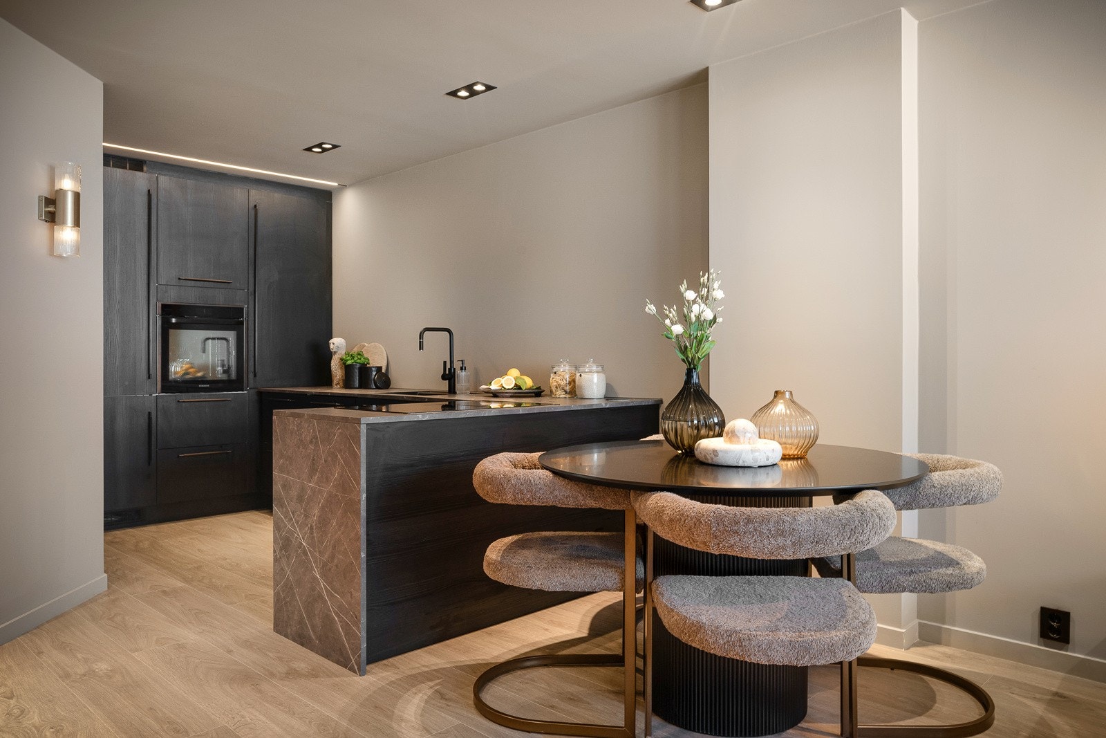 Kjøkken ligger i en åpen løsning mot stue og bidrar til en luftig atmosfære Galleribilde