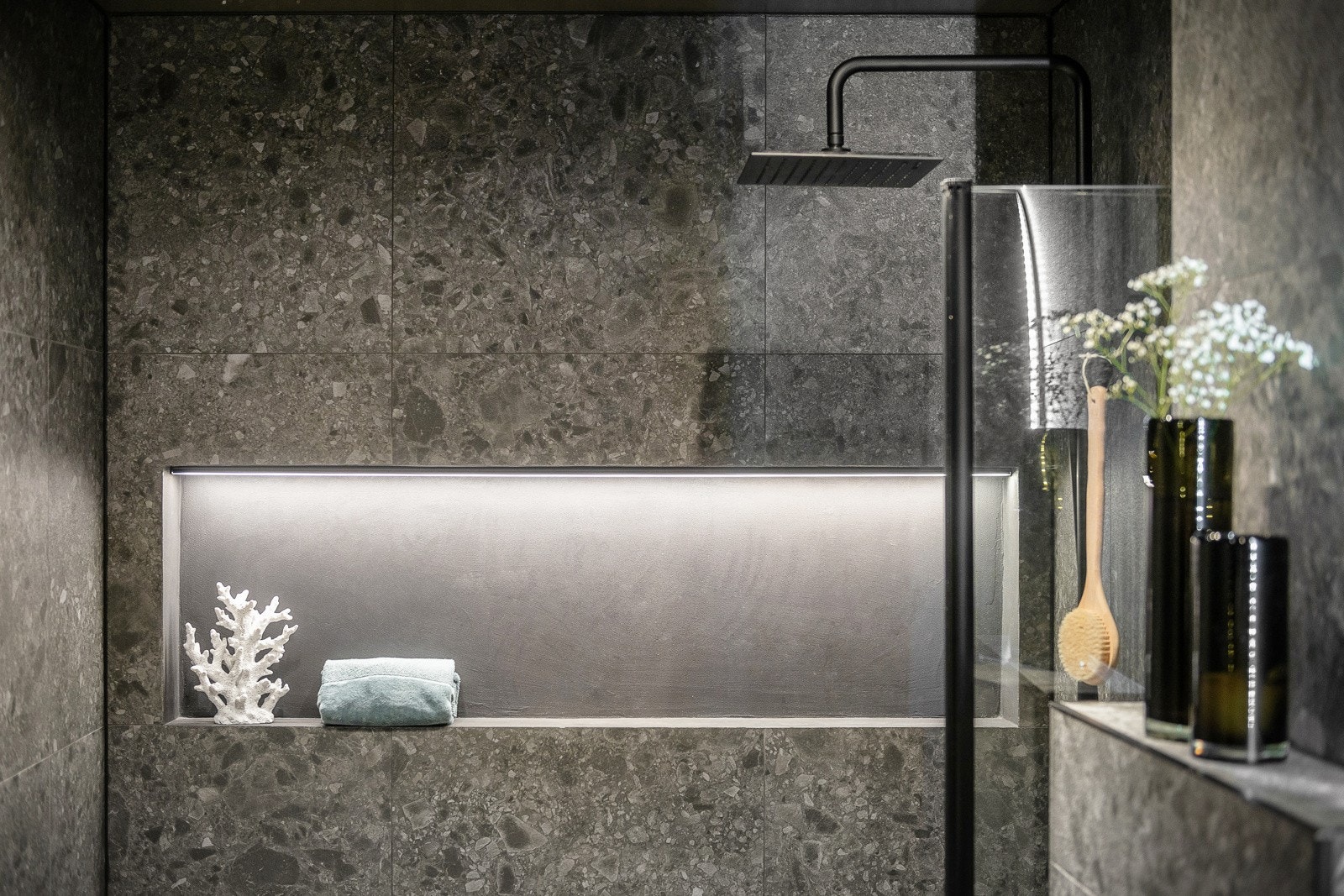 Videre er badet tilrettelagt med moderne løsninger Galleribilde