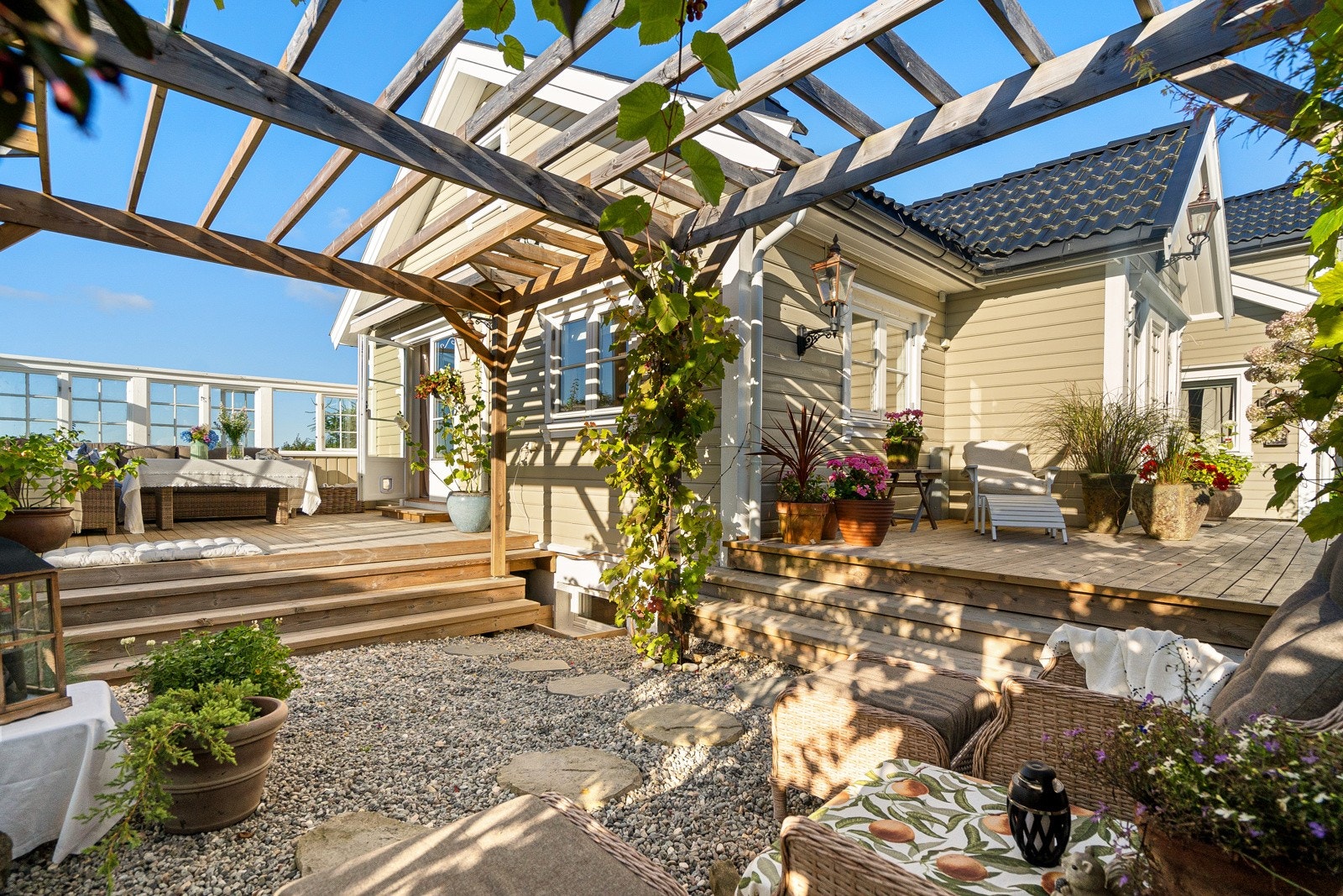 Herlig pergola - en av flere fine uteplasser Galleribilde